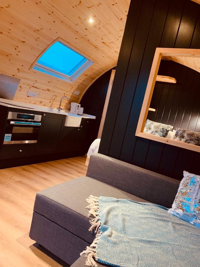 Thistle Pod Farm Stay With Hottub Sleeps 2 Galston  Eksteriør billede