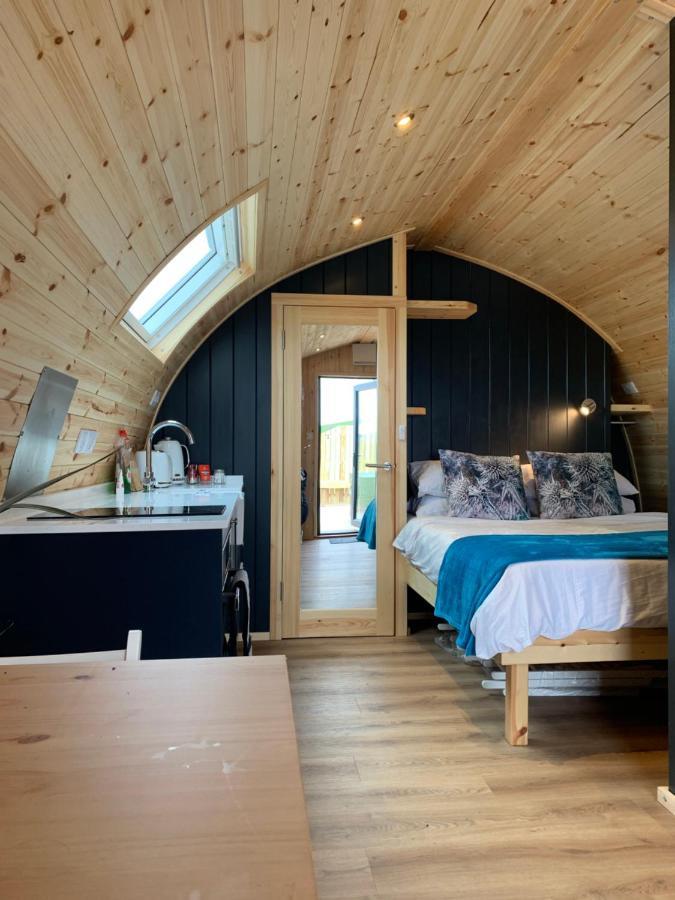 Thistle Pod Farm Stay With Hottub Sleeps 2 Galston  Eksteriør billede