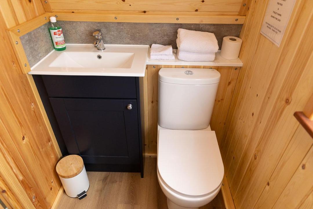 Thistle Pod Farm Stay With Hottub Sleeps 2 Galston  Eksteriør billede